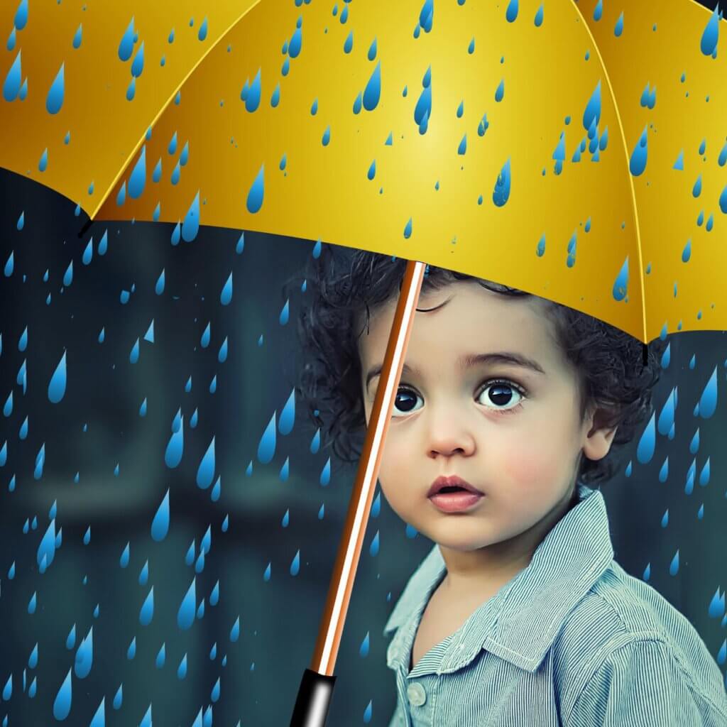 Es Regnet und ein Kind mit großen Augen schaut unter seinem gelben Regenschirm hervor